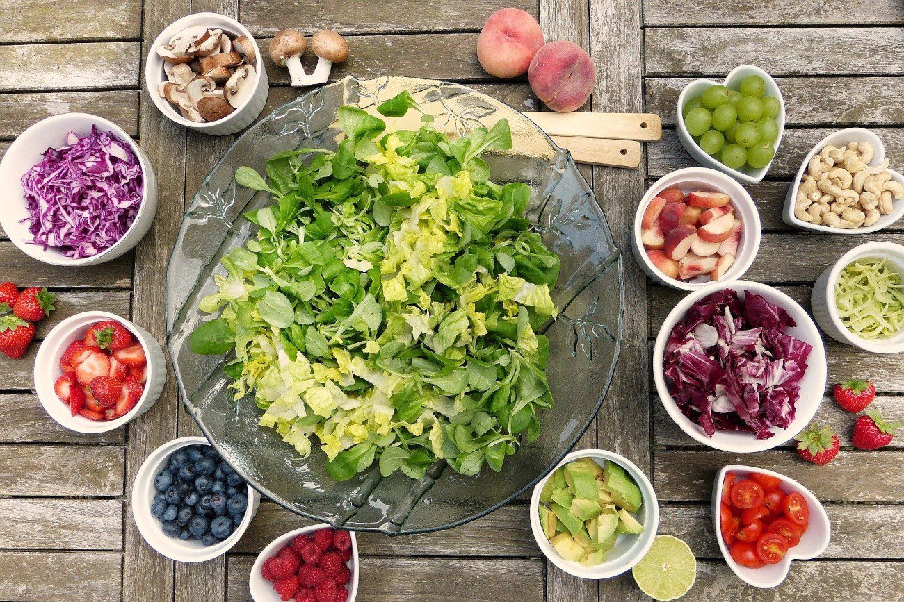 Préparation d'un assiette avec des aliments variés pour une alimentation saine, des fruits et légumes